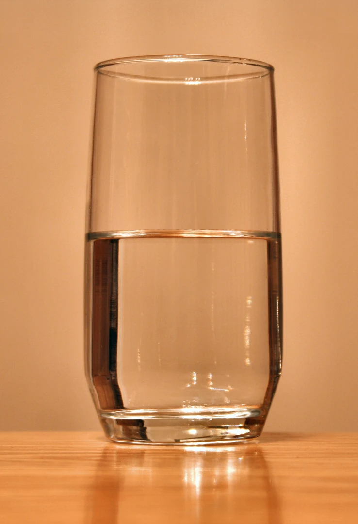 पानी का गिलास और रोज़मर्रा की hydration